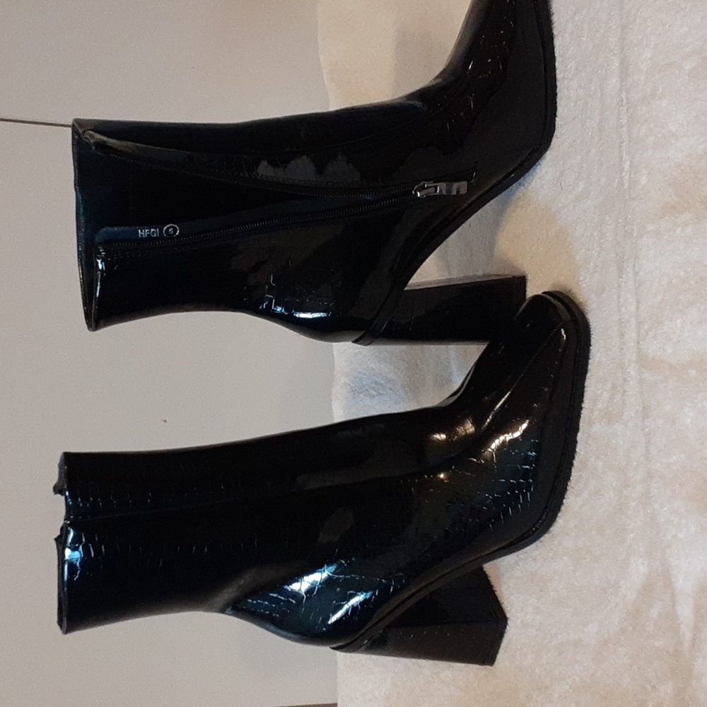 New never worn Nasty Gal boots size 5 black